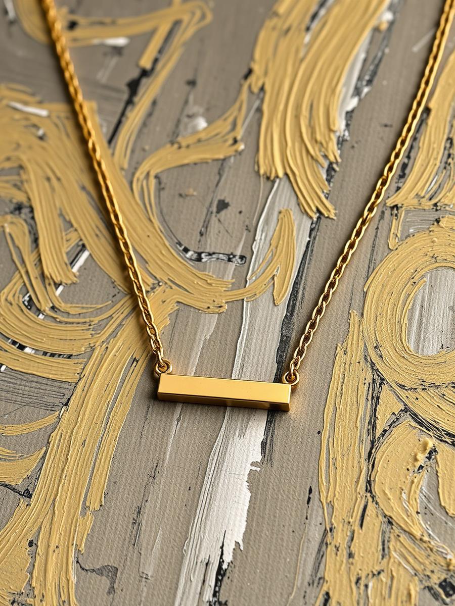 Colar fino com pingente barra dourado sobre pedra escura